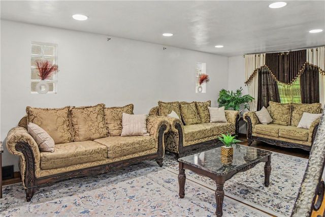 1038 Ardmore Manor Dr, Braddock Hills, PA 15221