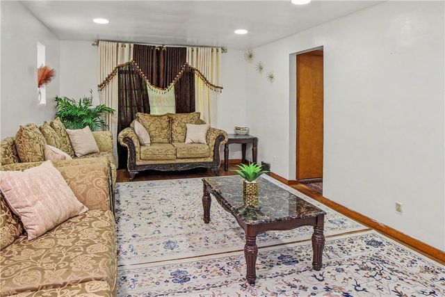 1038 Ardmore Manor Dr, Braddock Hills, PA 15221