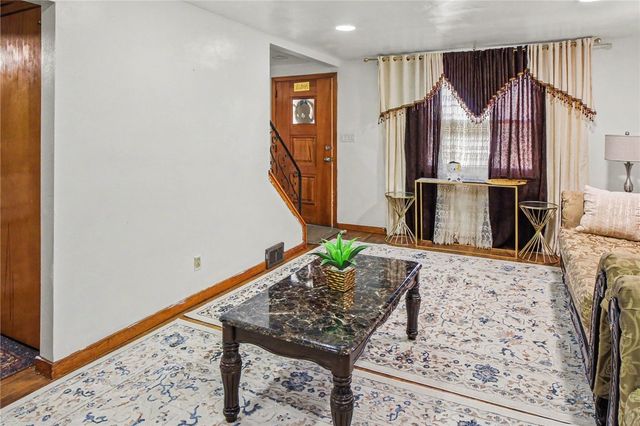 1038 Ardmore Manor Dr, Braddock Hills, PA 15221