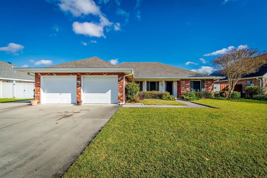 301 Hawthorne Dr, Houma, LA 70360