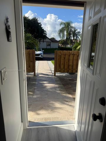1327 Towhee St, Homestead, FL 33035