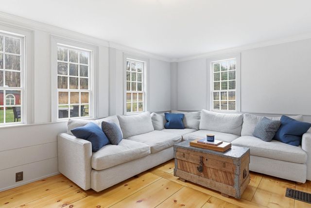 23 Old Manchester Road, Amherst, NH 03031