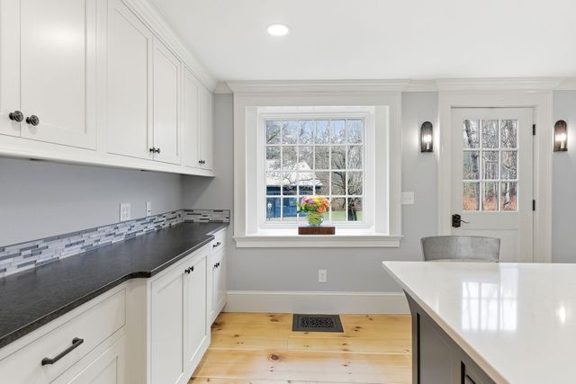 23 Old Manchester Road, Amherst, NH 03031