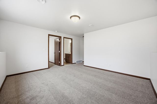 962 31st Avenue W, West Fargo, ND 58078