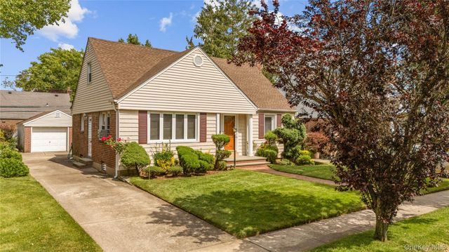 131 Primrose Drive, New Hyde Park, NY 11040