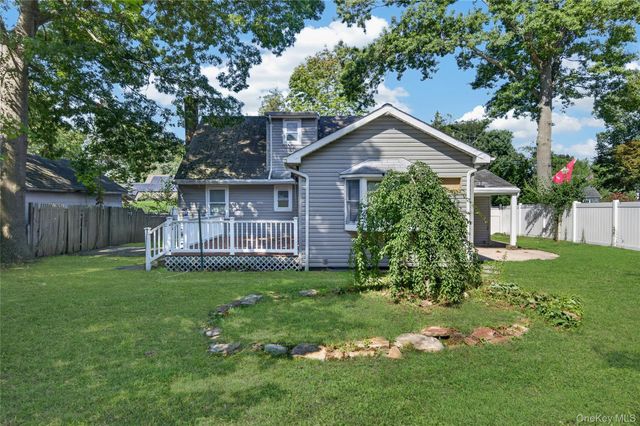 10 Field Place, Huntington Station, NY 11746