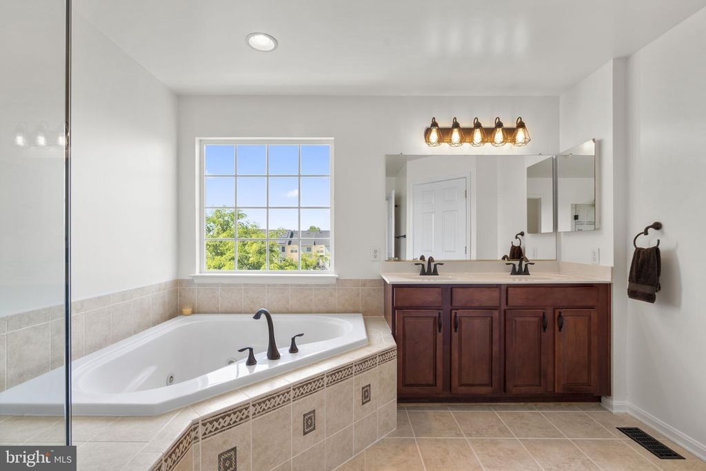 Image 16 of property listing at 1013 RAILBED DR, Odenton, MD 21113