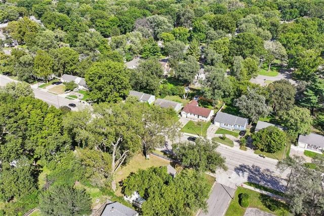 8549 Wornall Road, Kansas City, MO 64114