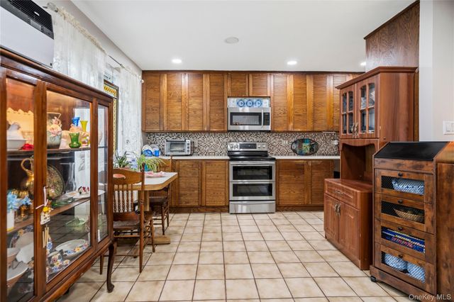 411 8th Street, Bohemia, NY 11716