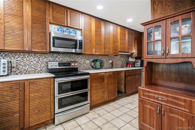 411 8th Street, Bohemia, NY 11716