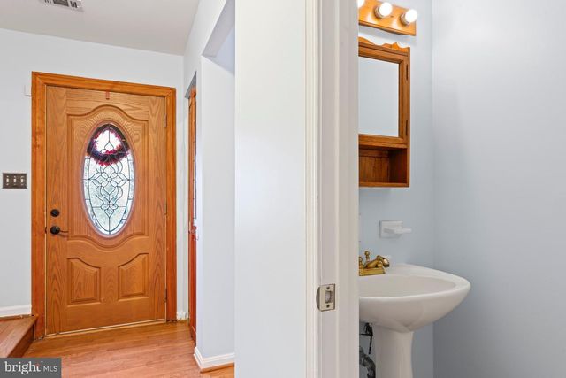 2053 MAYFLOWER DR, Woodbridge, VA 22192