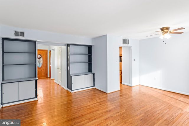 2053 MAYFLOWER DR, Woodbridge, VA 22192