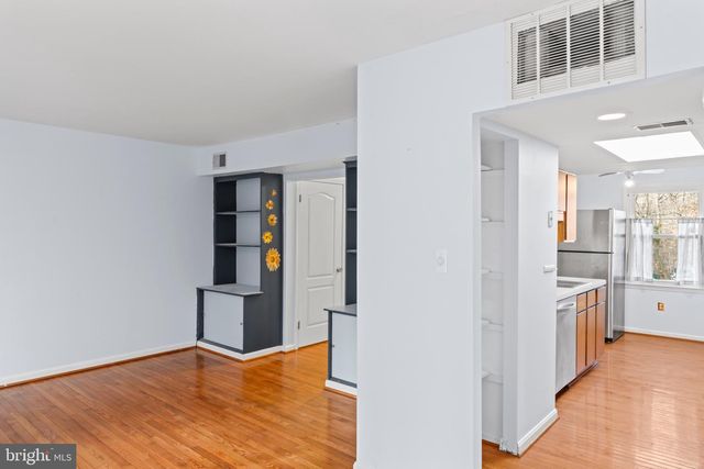 2053 MAYFLOWER DR, Woodbridge, VA 22192