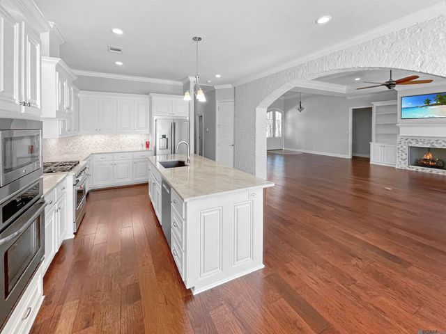 5422 Cypress Point Ln, Gonzales, LA 70737