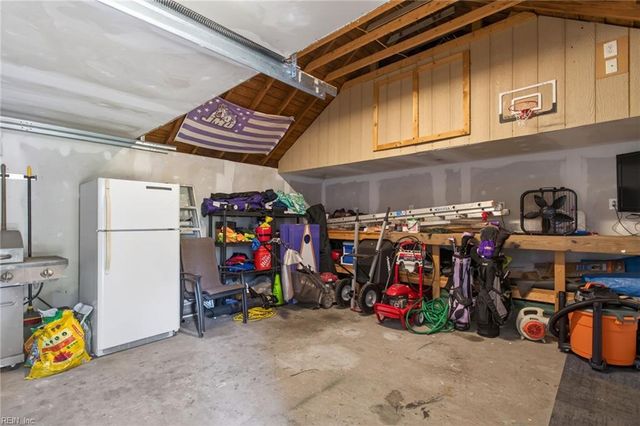 16 Roberts CT E, Portsmouth, VA 23701