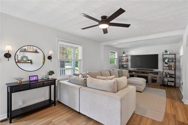 16 Roberts CT E, Portsmouth, VA 23701