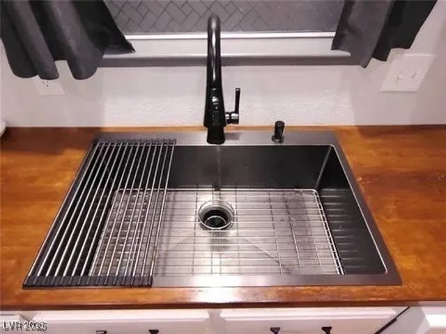 8072 Cimarron Ridge Drive 201, Las Vegas, NV 89128