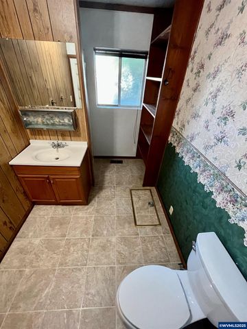 2049 Front Av NE, Albany, OR 97322