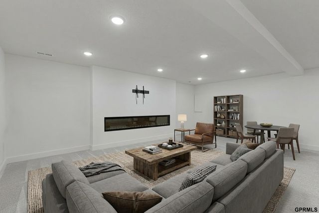 10209 S 180 Avenue Circle, Omaha, NE 68136