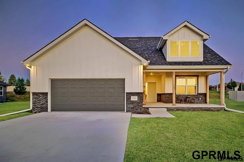 10209 S 180 Avenue Circle, Omaha, NE 68136
