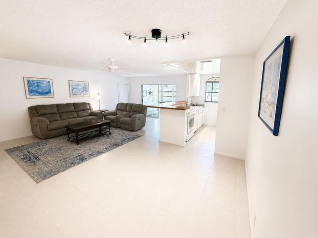 1207 S Drive Way C, Delray Beach, FL 33445