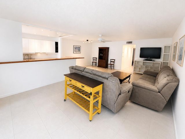 1207 S Drive Way C, Delray Beach, FL 33445