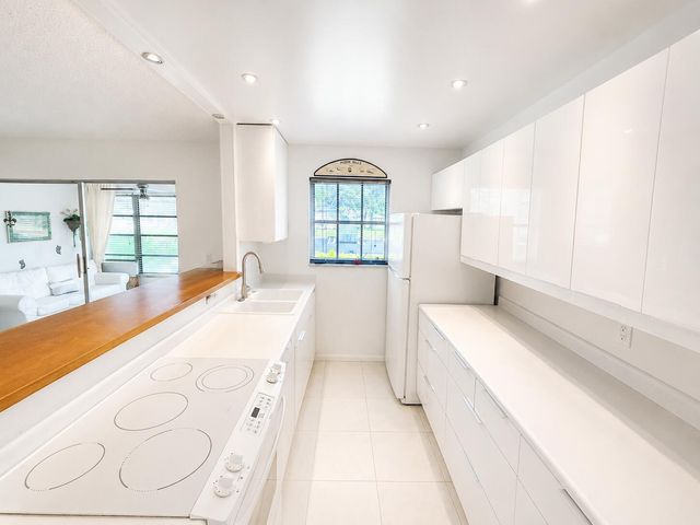 1207 S Drive Way C, Delray Beach, FL 33445