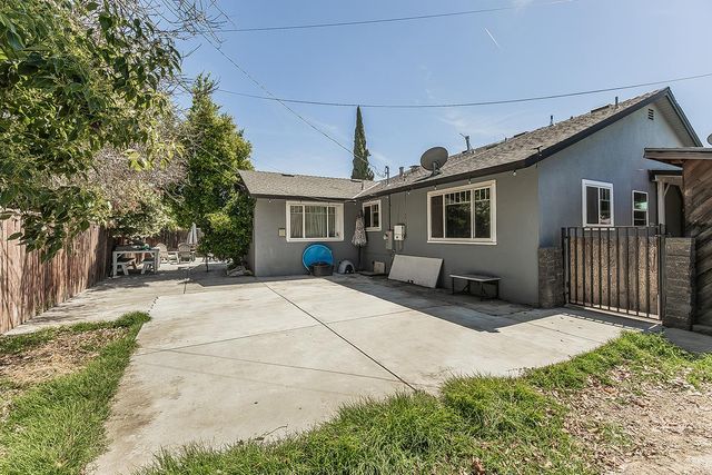 2937 E Willis Avenue, Fresno, CA 93726