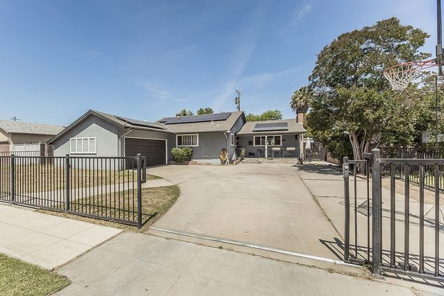 2937 E Willis Avenue, Fresno, CA 93726