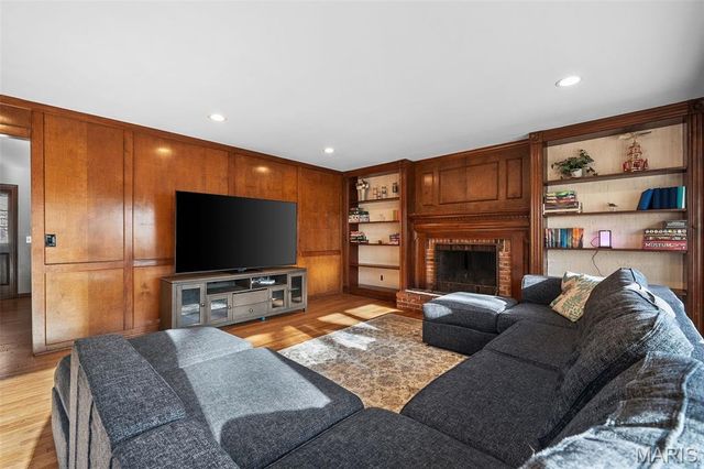 120 Hunters Pointe Drive, St Charles, MO 63304