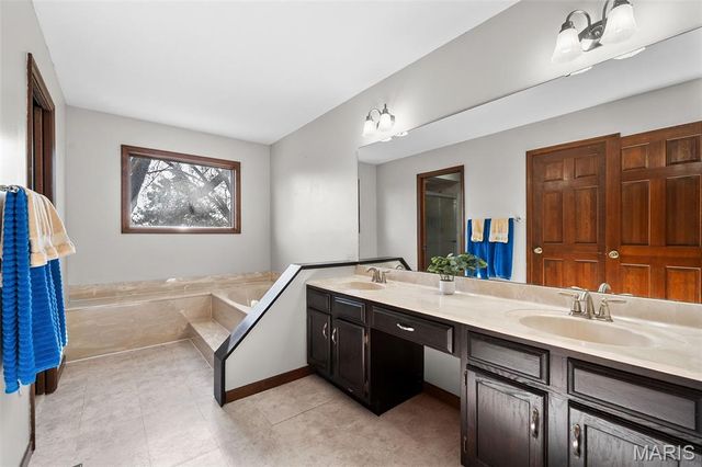 120 Hunters Pointe Drive, St Charles, MO 63304