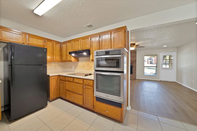 5300 Stagetrail Drive, Arlington, TX 76017