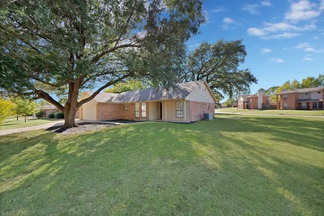 5300 Stagetrail Drive, Arlington, TX 76017