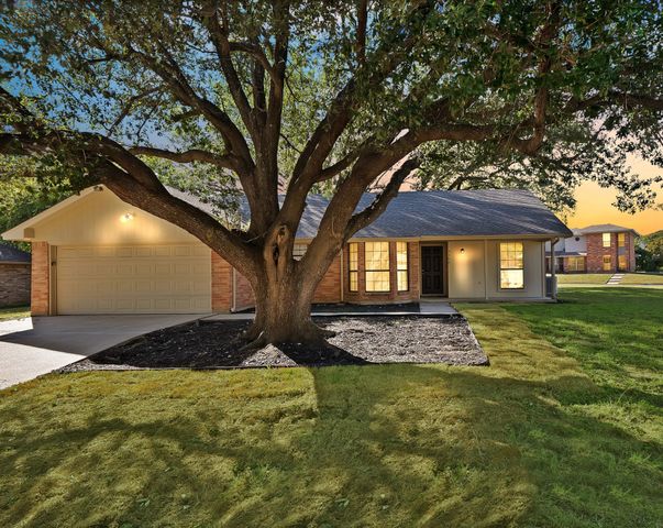 5300 Stagetrail Drive, Arlington, TX 76017
