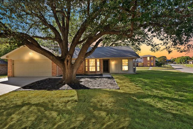 5300 Stagetrail Drive, Arlington, TX 76017