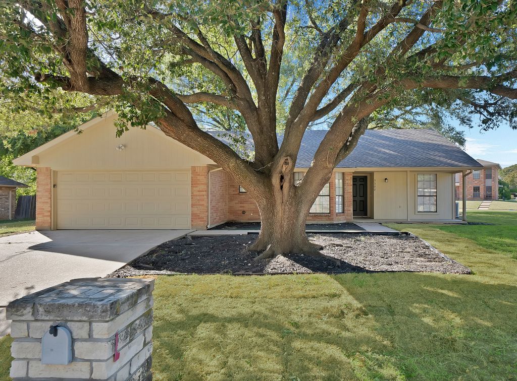 5300 Stagetrail Drive, Arlington, TX 76017