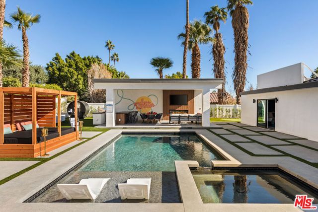 1170 E El Conquistador, Palm Springs, CA 92262