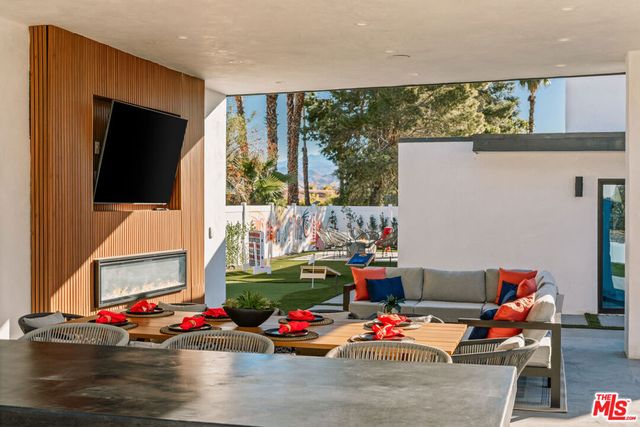 1170 E El Conquistador, Palm Springs, CA 92262