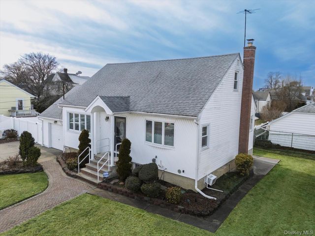 158 Roosevelt Avenue, Freeport, NY 11520