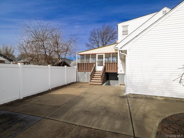 158 Roosevelt Avenue, Freeport, NY 11520