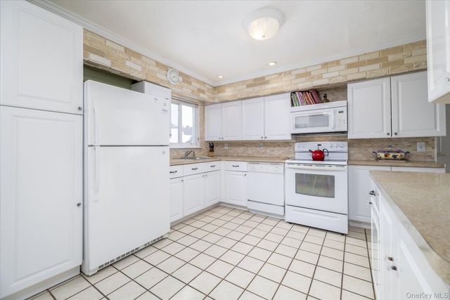 158 Roosevelt Avenue, Freeport, NY 11520