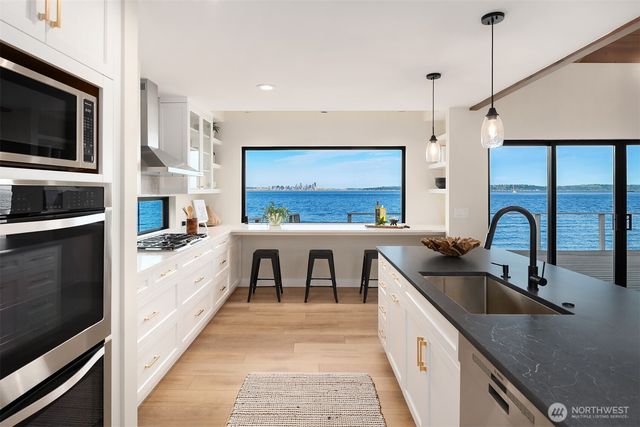 4692 Rockaway Beach Road NE, Bainbridge Island, WA 98110