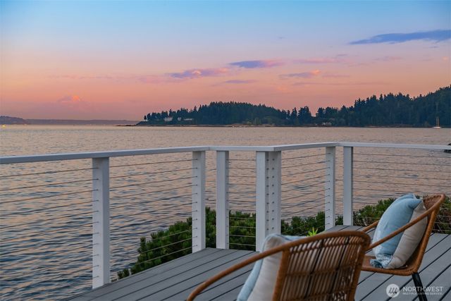 4692 Rockaway Beach Road NE, Bainbridge Island, WA 98110