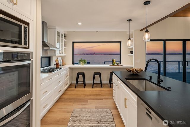 4692 Rockaway Beach Road NE, Bainbridge Island, WA 98110