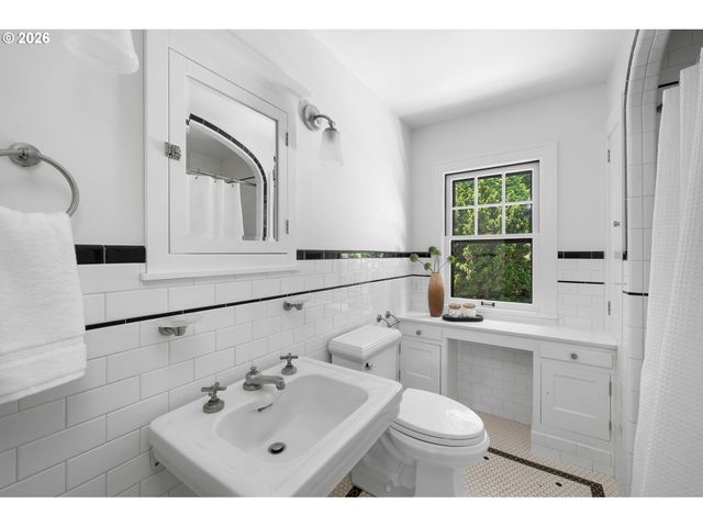 2668 Nw CORNELL Rd, Portland, OR 97210