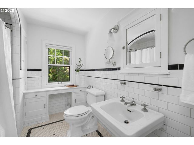 2668 Nw CORNELL Rd, Portland, OR 97210