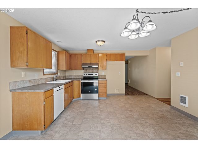 16911 Ne 20TH St, Vancouver, WA 98684