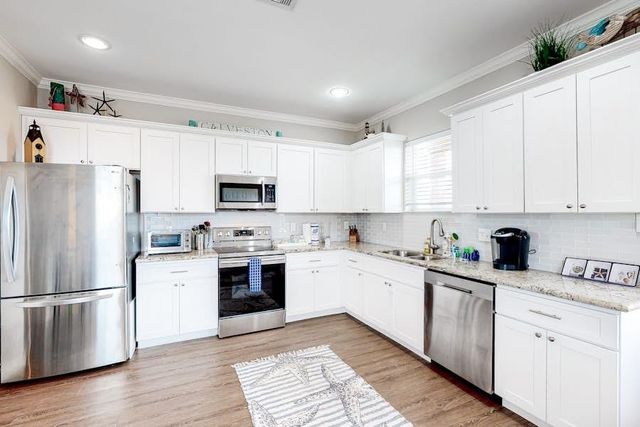 11221 Schwartz Drive, Galveston, TX 77554