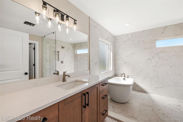 49001 Wingfield Drive, Macomb Township, MI 48044