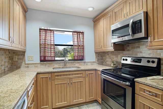 6041 SE Landing Way, Stuart, FL 34997